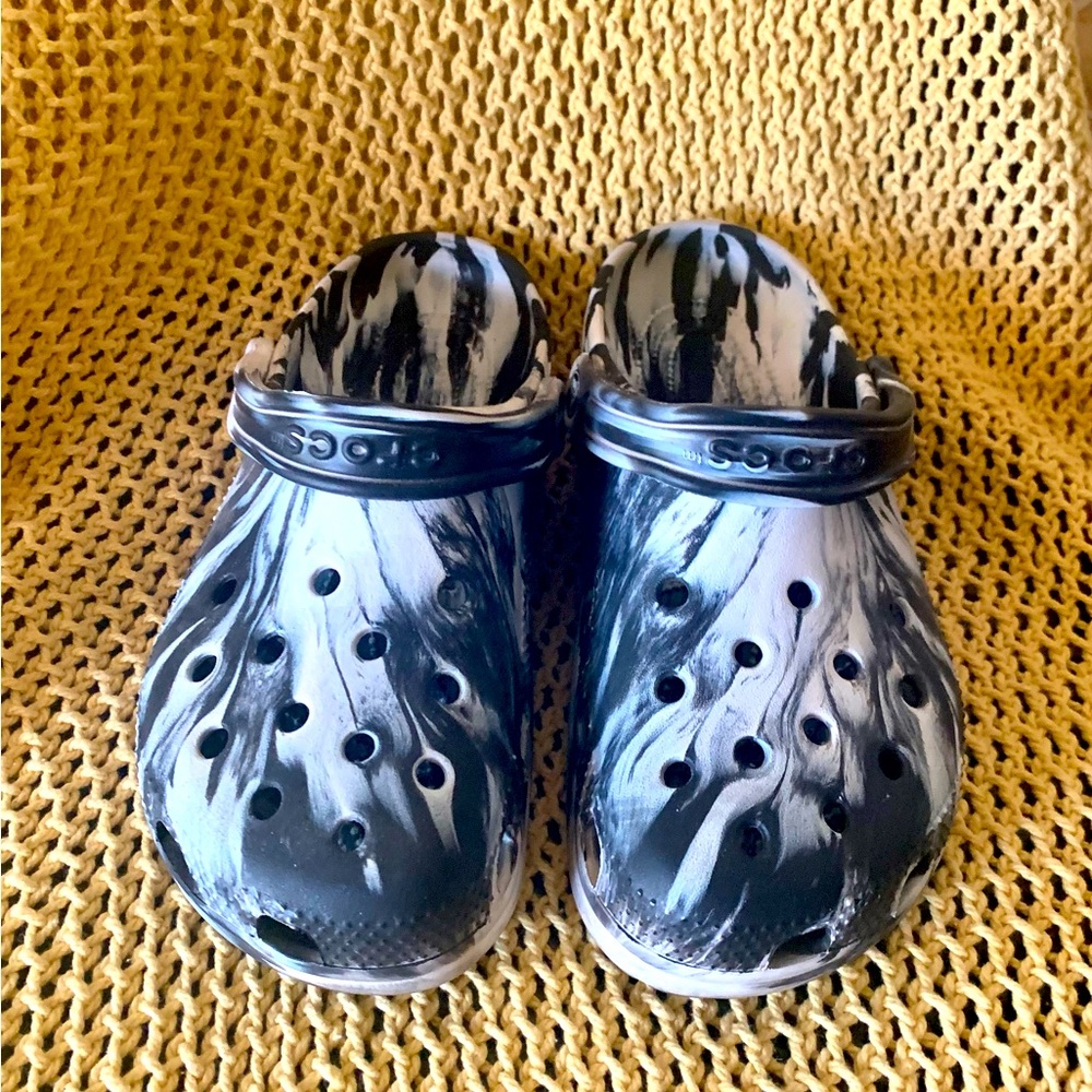 CROCS - Women’s 8, Men’s 6 - very little wear